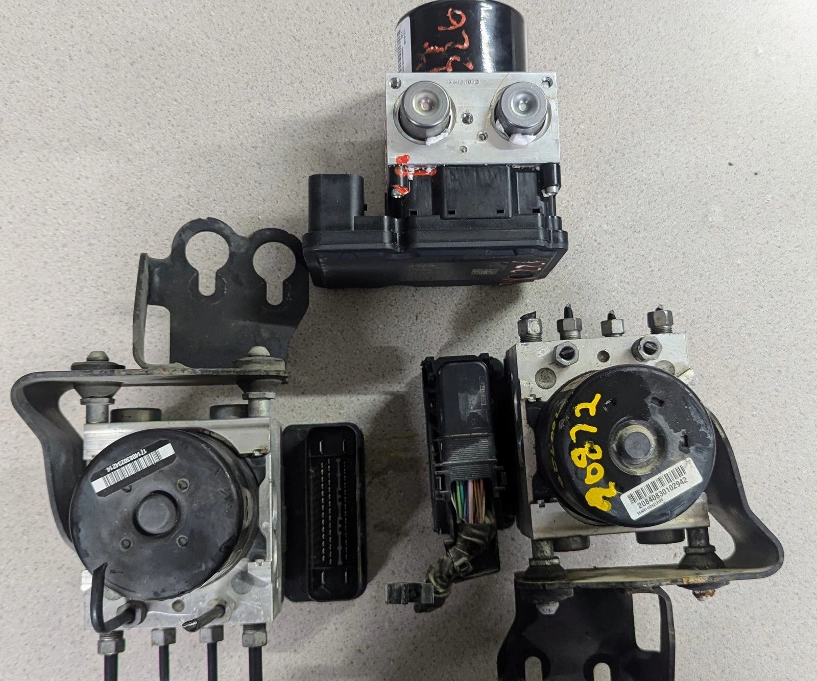 Lexus ES300 ABS Pump Control Module – OEM 44540-33061